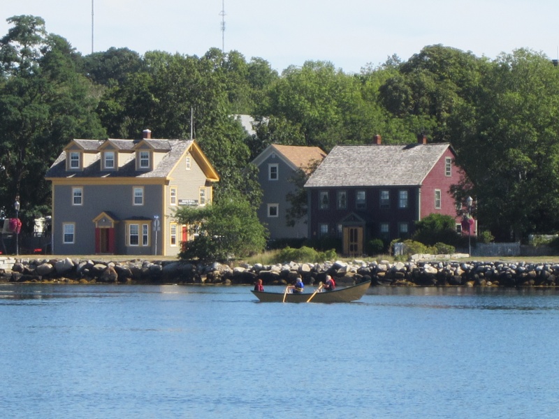Im Dory-Haus werden auch heute noch die gleichnamigen alten plattbodigen Ruderboote gebaut. Nur ca. 5m lang wurden sie, teilweise auch gesegelt, zum Fischen auf den Neufundlandbnken eingesetzt.