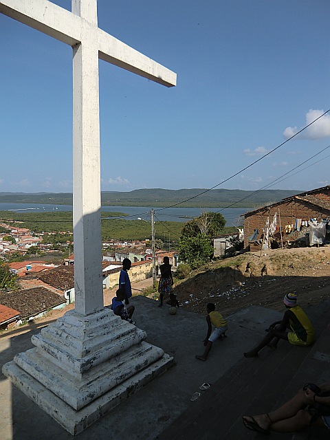 Ausblick ueber Maragogipe - auf dem Fluss, links neben dem Kreuz  ankern wir