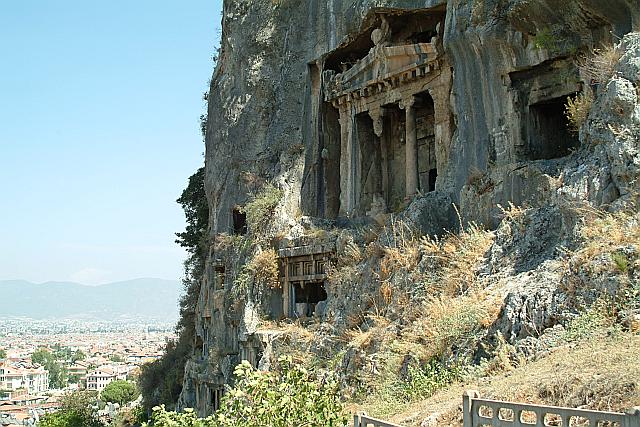 Rocktombs ber der Stadt