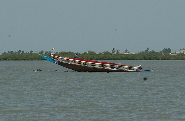 schon besetzt heute - Piroge hoch und trocken auf einem Wrack vor Banjul