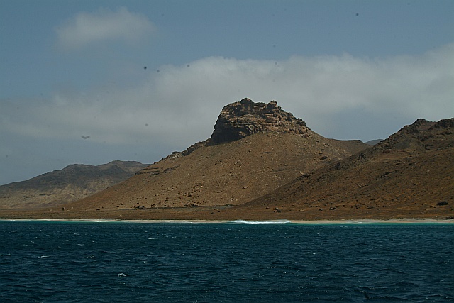 ganz schoen droege! Santa Luzia, einsamer Strand und nackte Berge