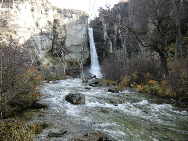 Wasser fllt von Felswand