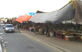 Der venezolanische  Mercado flotando in Willemstad (die Boote liegen hinter den Verkaufsstnden)