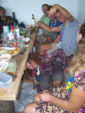 24.07. Susi unterm Tisch ...