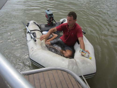 25.10.K�pt�n beim Wassersch�pfen