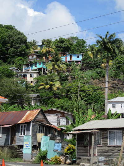 25.5.Bunte Holzh�user auf Steinsockeln