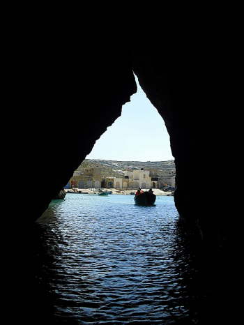 06.10. Durch einen nat�rlichen Tunnel ...