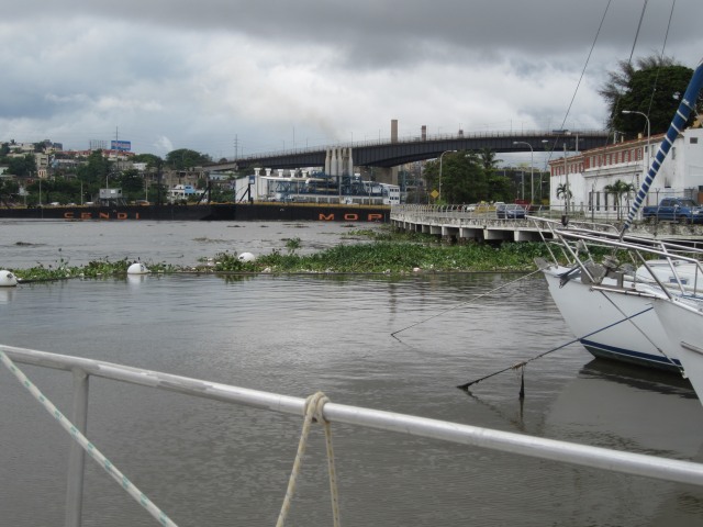 Rio Ozama, die arbeiten hier mit allen Tricks: die Strasse fhrt ber Schwimmpontons ber den Fluss