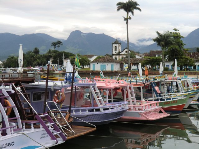 kunterbunte Ausflugsboote vor Paraty